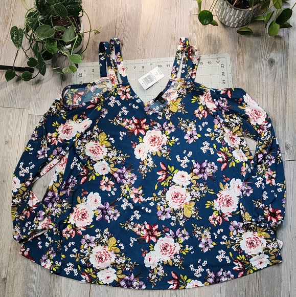 Torrid Cold Shoulder - Picture 6 of 7